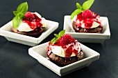Cupcakes with cream cheese topping, raspberry sauce and mint
