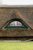 Reetdach eines Wohnhauses (Ausschnitt)
