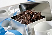 Mandel-Schokoladen-Konfekt in Metalldose