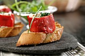 Crostini mit gefüllter Paprika