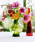 Verschiedene Blumen in der Vase
