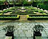 Gartenanlage im französischen Stil mit formgeschnittenen Hecken