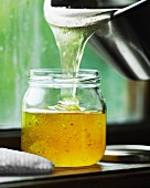 Flüssigen Honig in ein Glas füllen