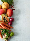 Zutaten für Mango-Papaya-Salat mit Möhren, Ingwer, Zwiebeln und Kresse