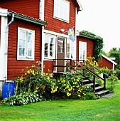 A red house and the Swedish flag.