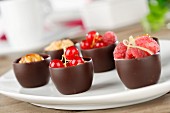 Schokoladenbecher mit Obst und Sahne