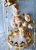 Kokosbällchen mit Weihnachtsdekoration in Gold