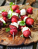 Salami-Mozzarella-Spiesse mit Erdbeeren
