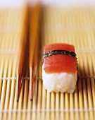 Ein Nigiri-Sushi mit Thunfisch