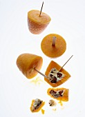 Selbstgemachtes Mangoeis mit Cookiekern am Stiel