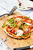 Hausgemachte Pizza mit Tomaten, Mozzarella und Champignons