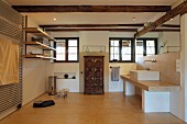 Grossräumiges Bad mit antikem Schrank an Fensterwand neben Waschtisch mit Aufbaubecken