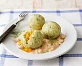 Gefüllte Dillknödel auf Krabbensauce