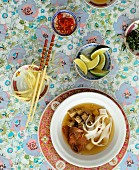 Asiatische Suppe mit Nudeln & Fleisch