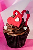 Schokoladencupcake mit Ganache, Buttermilchfüllung und roten Herzen