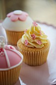 Vanilla cupcakes with sugar flowers