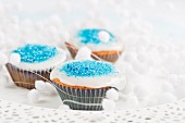 Weihnachts-Cupcakes, verziert mit blauem Zucker