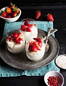 Weisses Schokoladenmousse mit frischen Erdbeeren