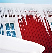Skandinavisches Haus mit spitzen Eiszapfen