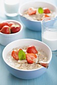 Porridge mit Erdbeeren und Mandelblättchen