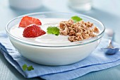 Yoghurt with cereal clusters and strawberries