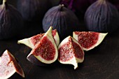 Fresh figs, whole and quartered