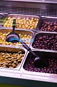 Eingelegte Oliven in einer Vitrine im Feinkostladen