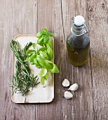 Basilikum, Rosmarin und Knoblauch - Zutaten zum Aromatisieren von Olivenöl