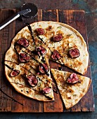 Pizza with blue cheese, figs & balsamico