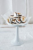 Meringue bites with chocolate and nuts