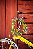 Wildblumenkranz an Fahrradlenker hängend