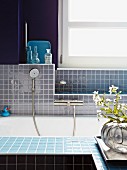 Mosaikgefliestes Badezimmer in verschiedenen Blautönen