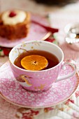 Tee mit Orangenscheibe