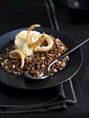 Cremiges Linsen-Risotto mit Butter-Eis und gebackenen weißen Zwiebeln