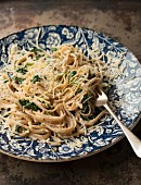 Linguine with spinach, lemon and grated cheese