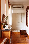 Abgetrennter Badbereich mit Holzboden und gefliester, bodenebener Dusche