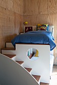 Kinderhochbett mit Treppenaufgang in holzverkleideter Zimmer