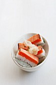 Oshi-Sushi mit angebratenem Lachs und eingelegten Ingwer (Gari)