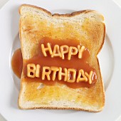 Toast mit Schriftzug HAPPY BIRTHDAY aus Spaghetti