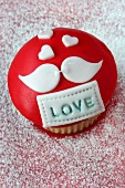Cupcake mit Aufschrift LOVE und Unzertrennlichen (lovebirds) zum Valentinstag