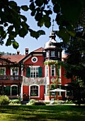 Restaurierte Fassade eines Gutshauses in Süddeutschland im Sonnenschein