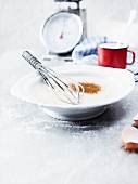 Zutaten für Pfeffernüsse mit Küchenwaage und Schneebesen