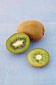 A whole kiwi and sliced kiwis