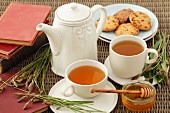 Ribwort plantain tea with honey and cookies