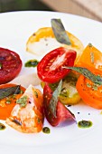 Heirloom Tomatensalat mit frischem Basilikum