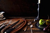 Rustikal gedeckter Tisch mit Messer, Gabeln und Tomaten