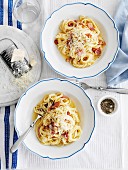 Spaghetti carbonara with grated cheese