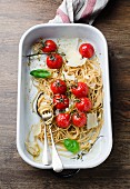 Vollkornspaghetti mit Kirschtomaten und Parmesan