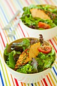 Salad leaves with fried tuna, tomatoes and thyme