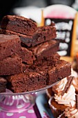 Gestapelte Brownies auf Kuchenständer in einer Bäckerei